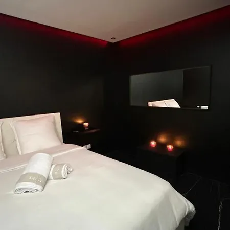 Black Room: Votre Pres De Lyon Apartment *