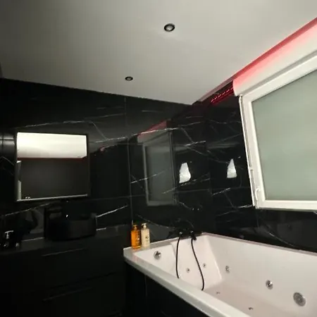 Black Room: Votre Pres De Lyon Apartment Venissieux
