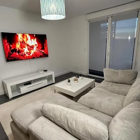 Apartment Black Room: Votre Pres De Lyon *