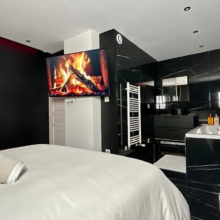 Apartment Black Room: Votre Pres De Lyon