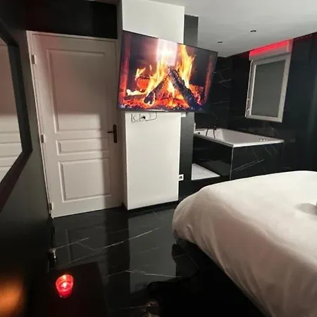 Black Room: Votre Pres De Lyon *